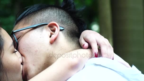 Romantik genç Asyalı çift öpüşme - Video, Çekim