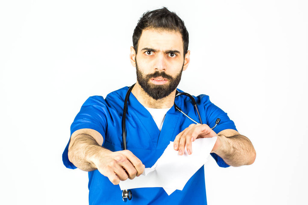 Porträt eines männlichen Arztes, der Papier zerreißt und zerreißt. Schlechtes Wetter - Foto, Bild
