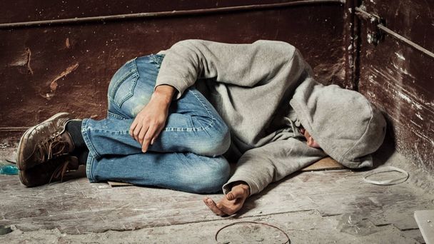 Мужчина наркоман со шприцем, употребляющим наркотики, лежащие на f
 - Фото, изображение
