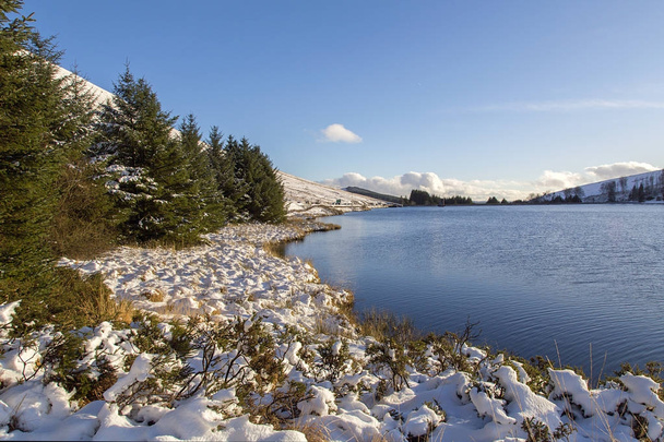 Beacons Reservoir talvella lumoava luminen maisema. Säiliö on lähellä Pen y Tuuletin Brecon majakat National Park
. - Valokuva, kuva