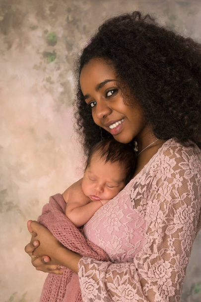 liebevolle Mutter mit neugeborenem Baby - Foto, Bild