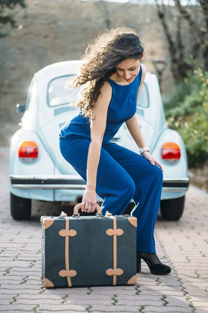 beautiful woman with suitcase and car - Foto, Imagen