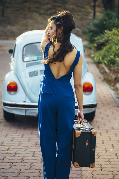 mooie vrouw met koffer en auto - Foto, afbeelding