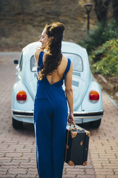 gyönyörű nő bőrönd és autó - Fotó, kép