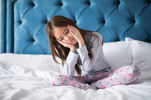 Больной или грустный ребенок дошкольного возраста в постели
 - Фото, изображение