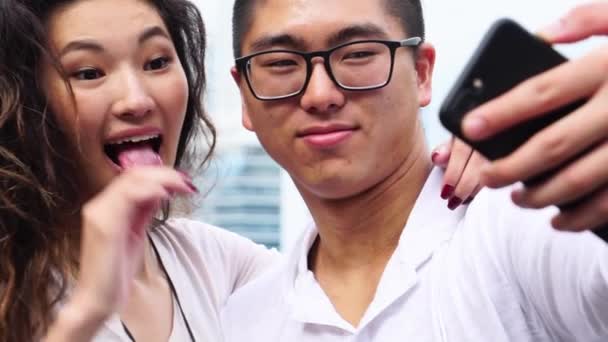 Азиатская пара делает селфи
 - Кадры, видео