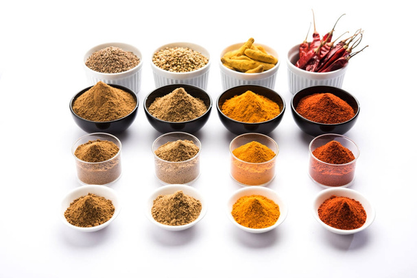 Especiarias indianas coloridas. Foto de grupo de quatro especiarias indianas básicas, como pimenta vermelha crua, açafrão, coentro e cominho em pó. foco seletivo
 - Foto, Imagem