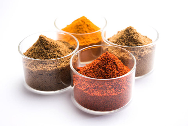 Πολύχρωμα ινδική μπαχαρικά. Ομαδική φωτογραφία του τέσσερις βασικές ινδική μπαχαρικά όπως raw κόκκινη σκόνη τσίλι, τούρμερικ, κόλιανδρο και κύμινο. επιλεκτική εστίαση - Φωτογραφία, εικόνα