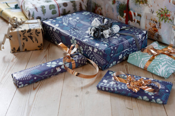 Renkli hediye kağıt altın kurdele ile süslenmiş Noel hediyelerini yığını sarılı - Fotoğraf, Görsel
