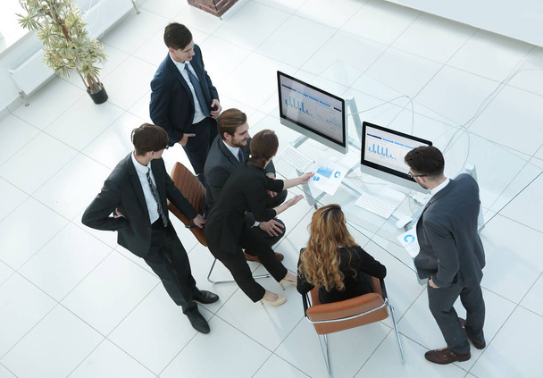 business team discussing the companys profit - Foto, imagen