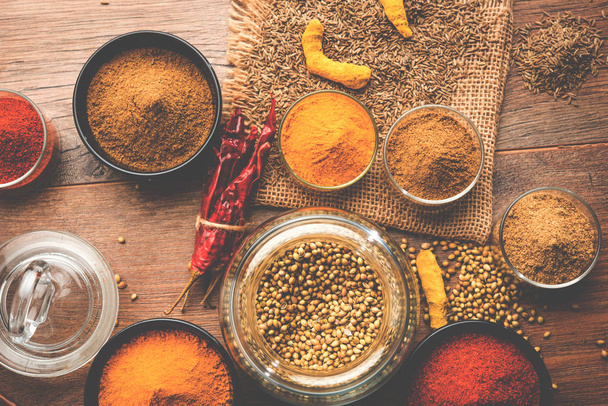Színes indiai fűszer. Négy alapvető indiai fűszerek, mint a nyers, piros chilipaprika, kurkuma, koriander és a kömény por csoport fénykép. szelektív összpontosít - Fotó, kép