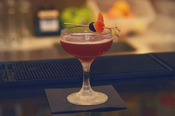 Um cocktail à base de gin na mesa de bar
 - Foto, Imagem