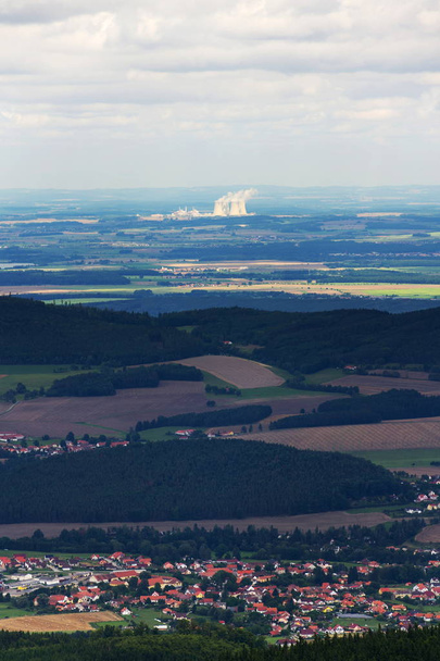 Πύργοι ψύξης με ατμό ατμών από πυρηνικό σταθμό Temelin στην Τσεχία συννεφιασμένη μέρα, δραματικό ουρανό - Φωτογραφία, εικόνα