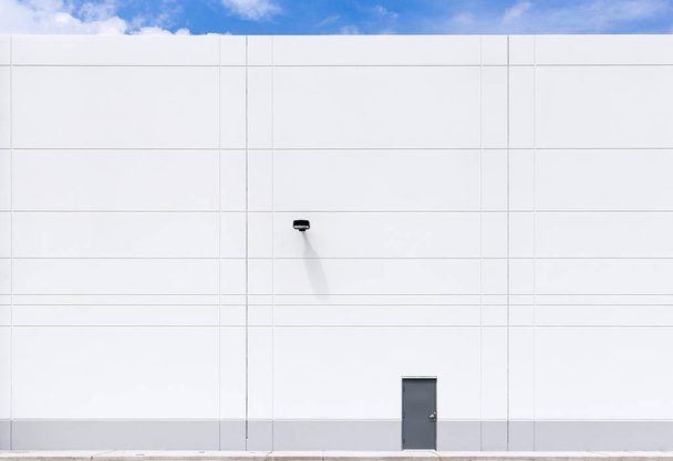 Nueva construcción almacén blanco paredes gris metal negro puerta lig
 - Foto, imagen