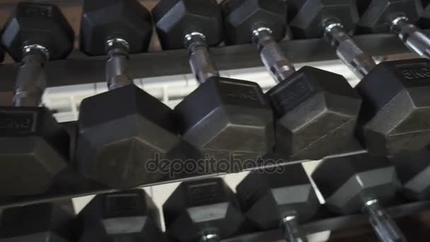 Rack súlyzókkal az edzőteremben - Felvétel, videó