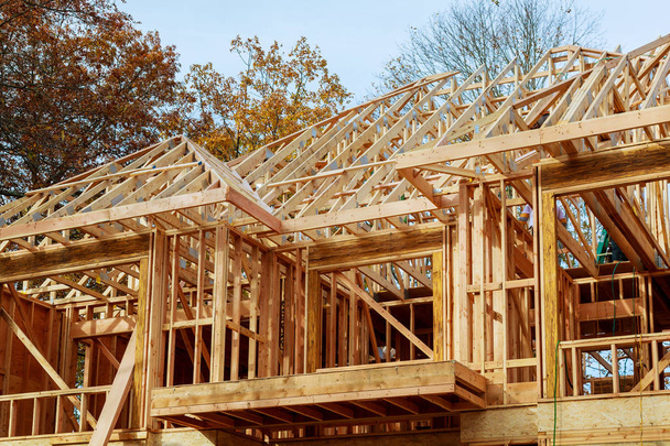 Uma vara construída casa em construção Novo telhado de construção com estrutura de madeira e viga
. - Foto, Imagem