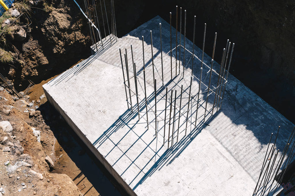 laje de concreto com barras de reforço de aço
 - Foto, Imagem