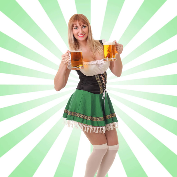 žena s džbánky piva na abstraktní pozadí - Fotografie, Obrázek