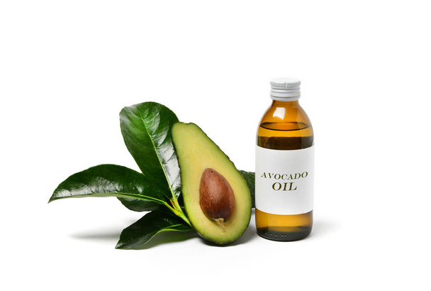 avocado olie met vruchten rond - geïsoleerde op witte achtergrond - Foto, afbeelding