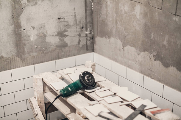 carreaux de céramique et murs de ciment gris dans la salle de bain, rénovation et travail dans les toilettes
 - Photo, image