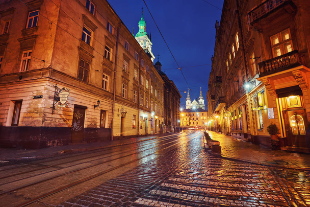 Mysterieuze straten met lantaarns in een oude Europese stad - Foto, afbeelding