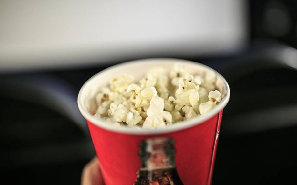 Pop corn prêt à manger au cinéma
 - Photo, image