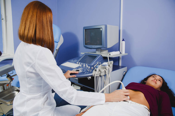 female doctor operating ultrasound scanner - Foto, Bild