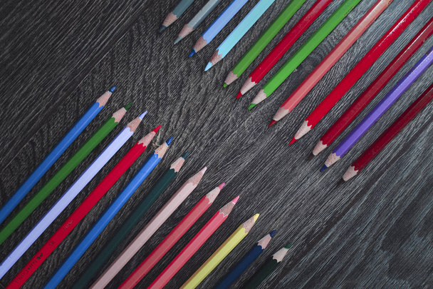 Siyah arka plan üzerine izole renkli kalemler - Fotoğraf, Görsel