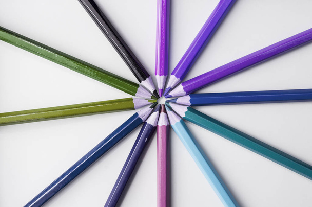 χρωματιστά μολύβια που απομονώνονται σε λευκό φόντο - Φωτογραφία, εικόνα