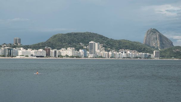 Самотня жінка дрейфуючий, з видом на пляж Копакабана, Ріо-де-Жанейро - Фото, зображення