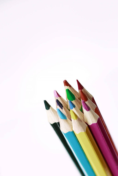 Lápices de colores aislados sobre el fondo blanco
 - Foto, Imagen