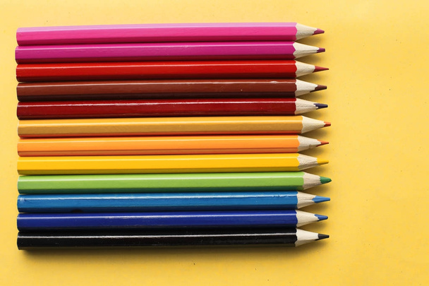 İzole sarı arka plan üzerinde renkli kalemler - Fotoğraf, Görsel