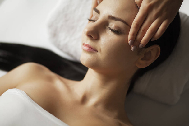 Spa Face Massage. Facial Treatment. Spa Salon. Therapy - Foto, Imagem