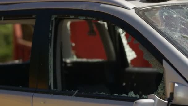 4K Вікна автомобілів розбиваються бейсбольною битою, ніхто не помітний
 - Кадри, відео