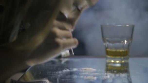 Κοντινό πλάνο Γυναίκα ρουθουνίζοντας κοκαΐνη γραμμή στον καθρέφτη - Πλάνα, βίντεο