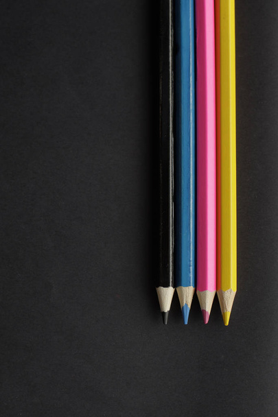Buntstifte isoliert auf schwarzem Hintergrund - Foto, Bild
