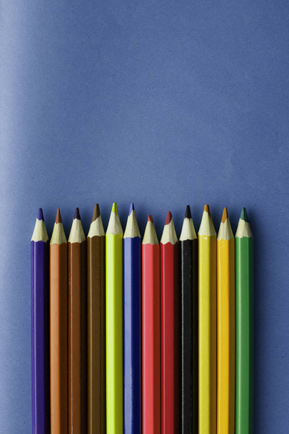 Crayons de couleur isolés sur le fond bleu
 - Photo, image