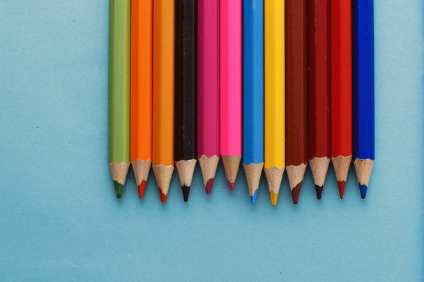 Lápis coloridos isolados no fundo azul
 - Foto, Imagem