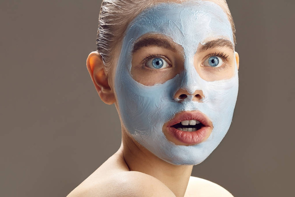 Uygulama kadın için yüz maskesi ve şaşırır - Fotoğraf, Görsel