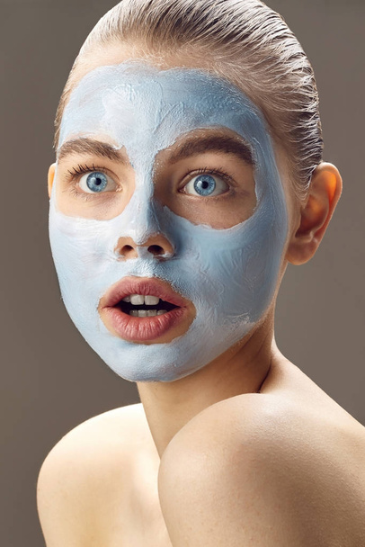 Mujer Spa aplicación de máscara para la cara y se sorprende
 - Foto, Imagen