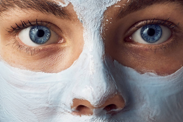 Mujer Spa aplicación de máscara para la cara y se sorprende
 - Foto, imagen