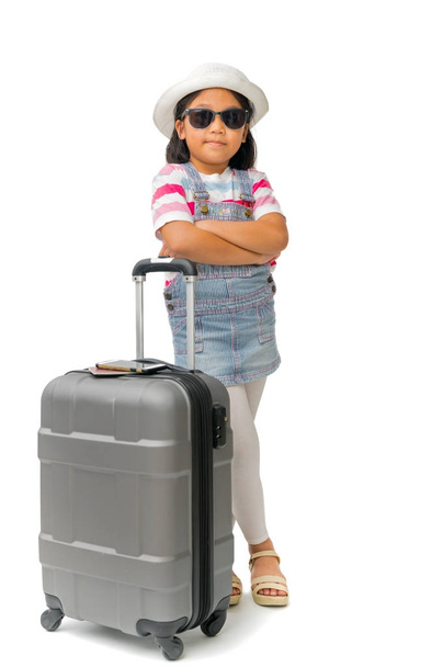 retrato de linda chica asiática usar gafas de sol con maleta aislado
 - Foto, Imagen