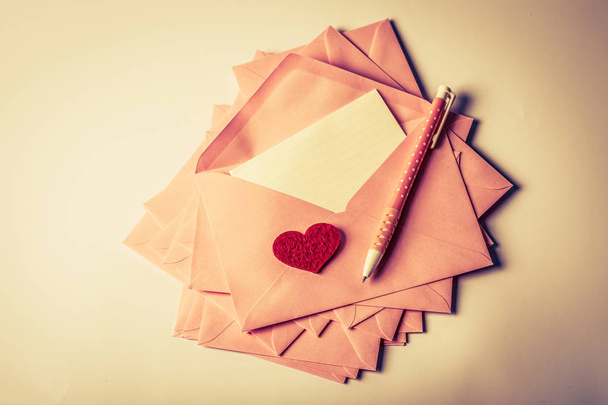 primer plano Apilamiento de sobres rosados y papel de carta de correo y rojo herat, romance concepto de carta de amor para el día de San Valentín de vacaciones concepto de tarjeta de felicitación
 - Foto, imagen