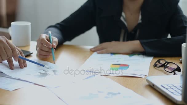 Hombre y mujer de negocios reunión y consulta sobre plan de negocios y marketing con infografía gráfica barra pi documento sobre mesa de madera
 - Metraje, vídeo