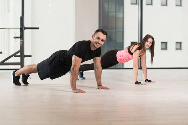 Couple Doing Pushups As Part Of Bodybuilding Training In The Gym - Foto, immagini