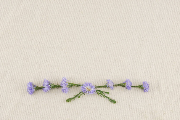 Guirnalda de flores de corte púrpura en tela de muselina blanca con espacio de copia
 - Foto, Imagen