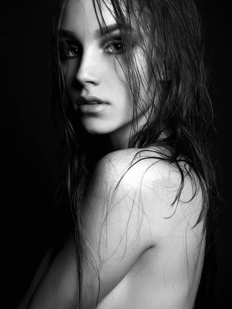 sexy schöne junge Frau mit nassen Haaren - Foto, Bild