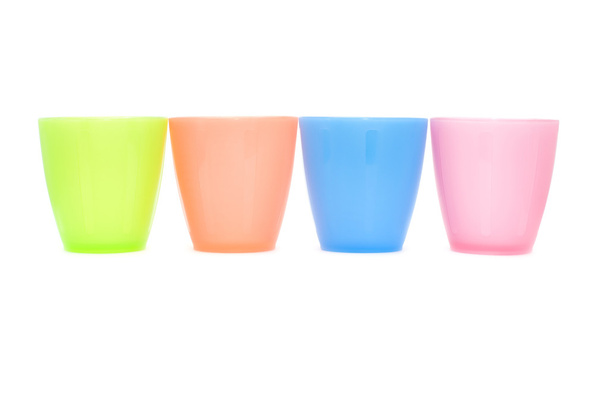 barevné plastové kelímky na bílém pozadí - Fotografie, Obrázek