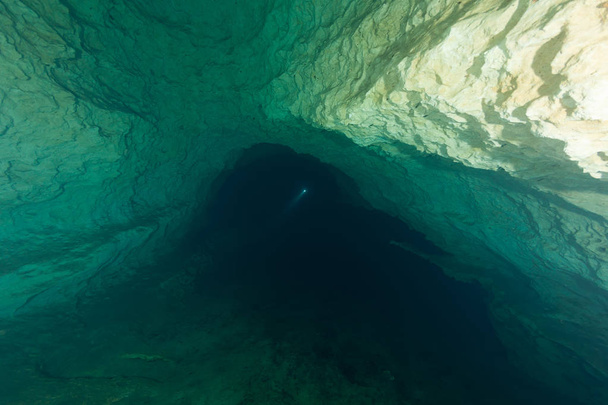 búvárok víz alatti barlang búvárkodás Florida Amerikai Egyesült Államok - Fotó, kép