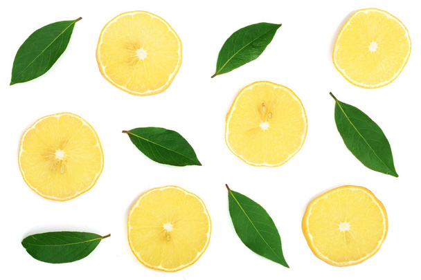 ломтики лимона с листьями изолированы на белом фоне. Плоский, вид сверху
 - Фото, изображение